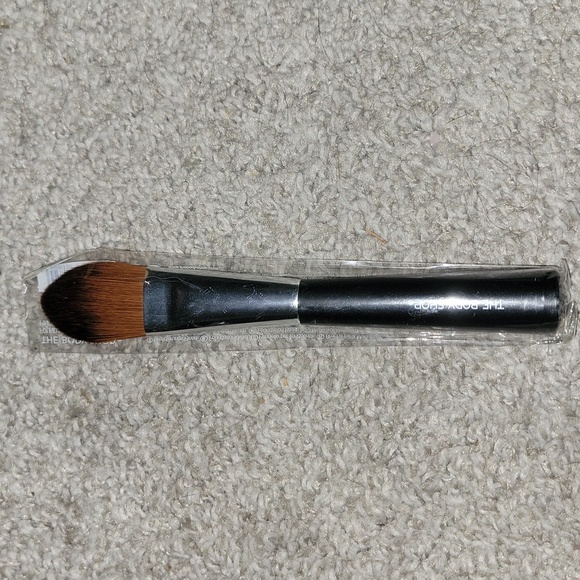 The Body Shop Foundation Brush - Picture 2 of 3